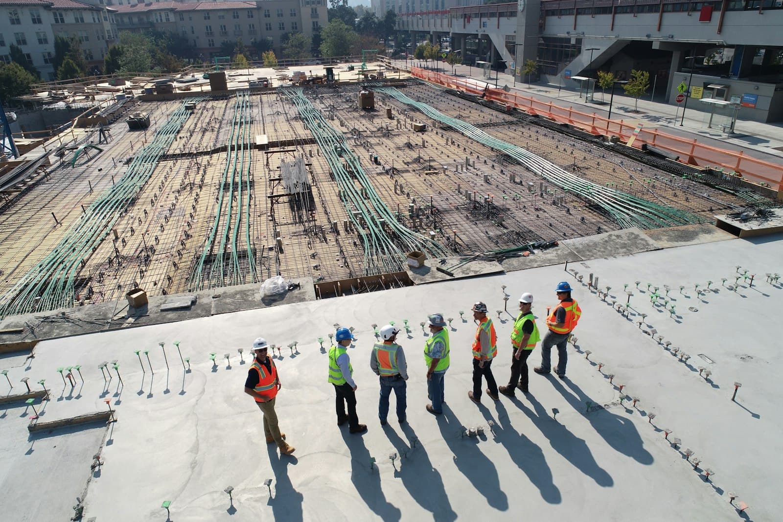 Bauteam bespricht sich auf der Baustelle